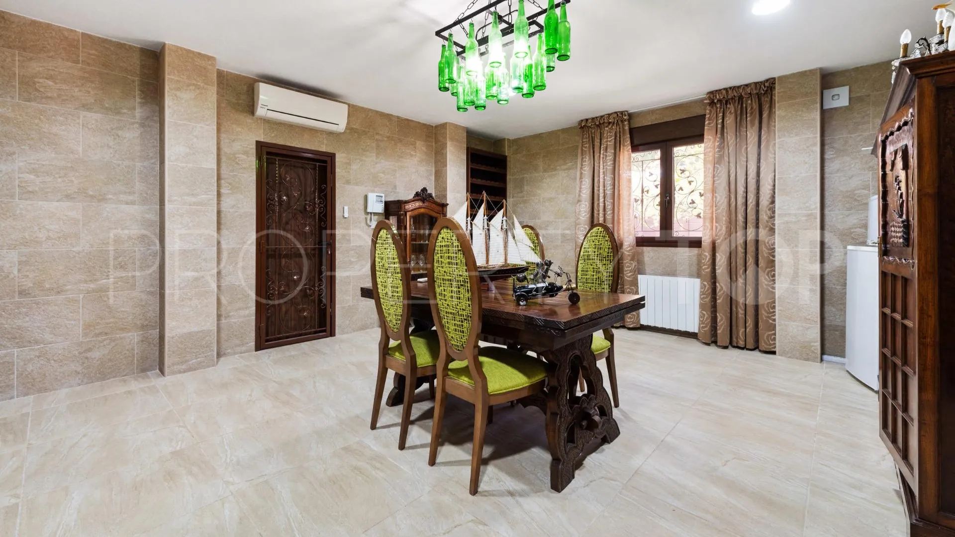 Villa for sale in Villamartin with 4 bedrooms