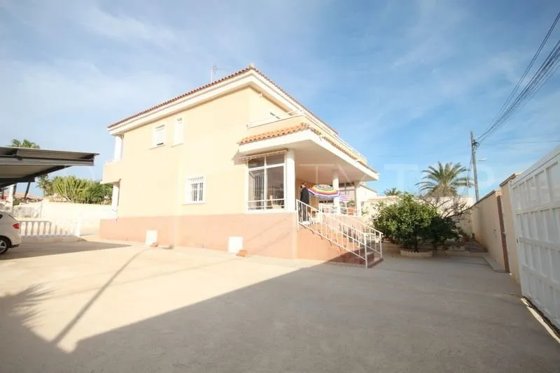 Villa con 5 dormitorios en venta en Torrevieja