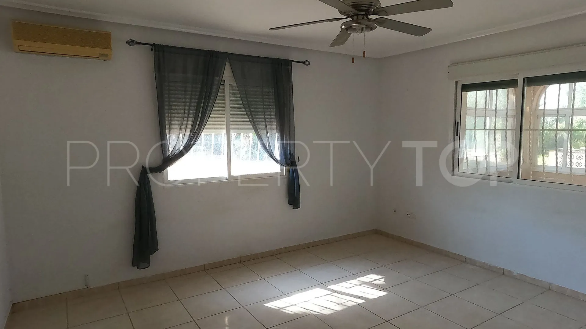 Villa en venta con 4 dormitorios en Dolores