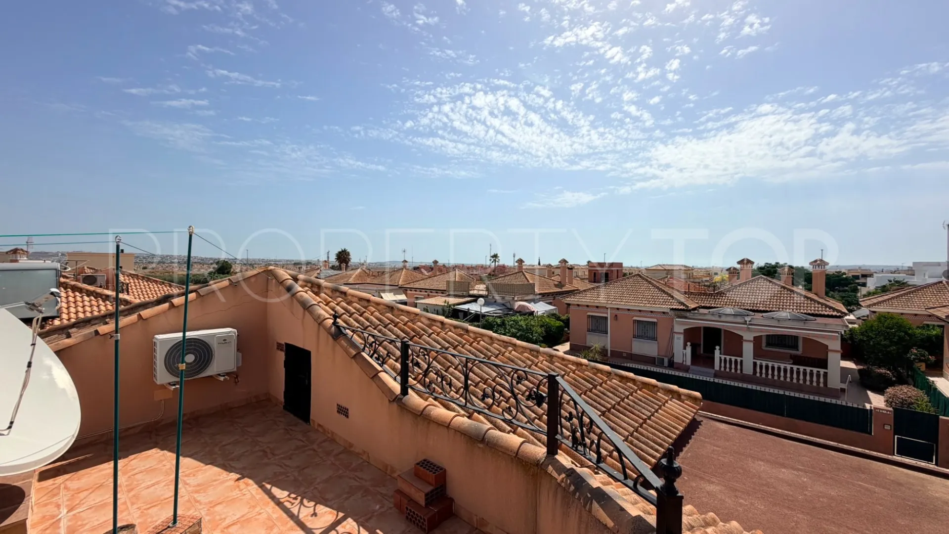 Buy villa in Los Montesinos