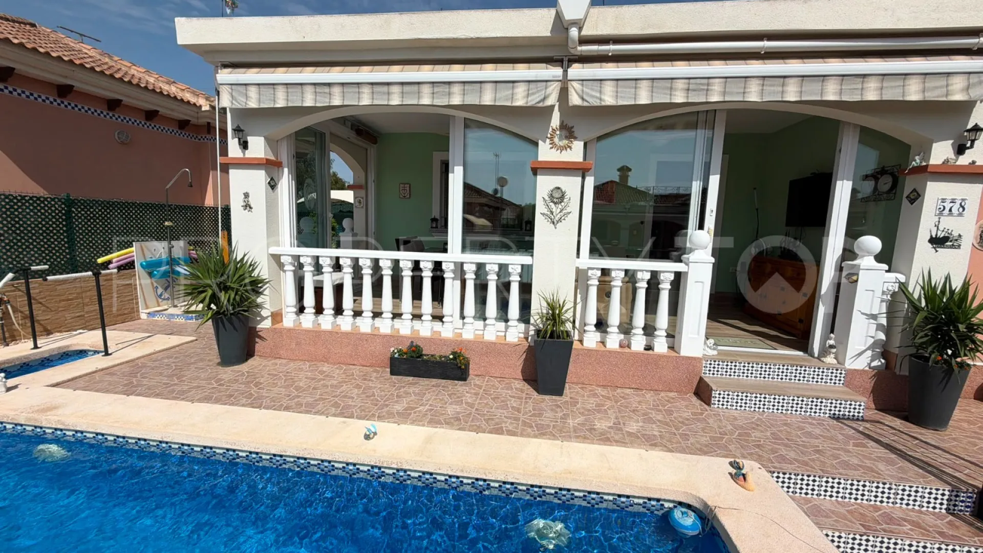 Buy villa in Los Montesinos