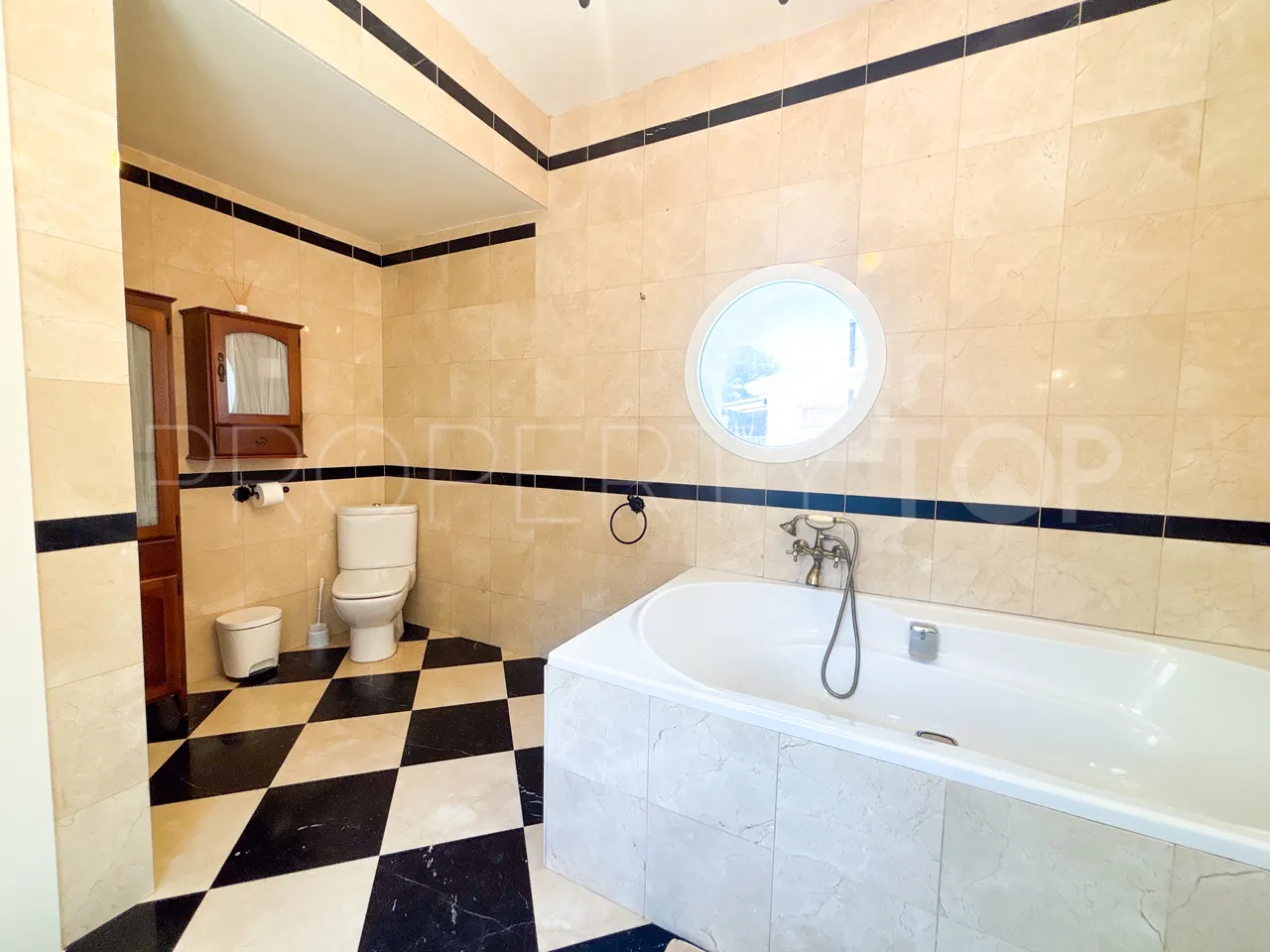 Villa a la venta de 7 dormitorios en Villamartin
