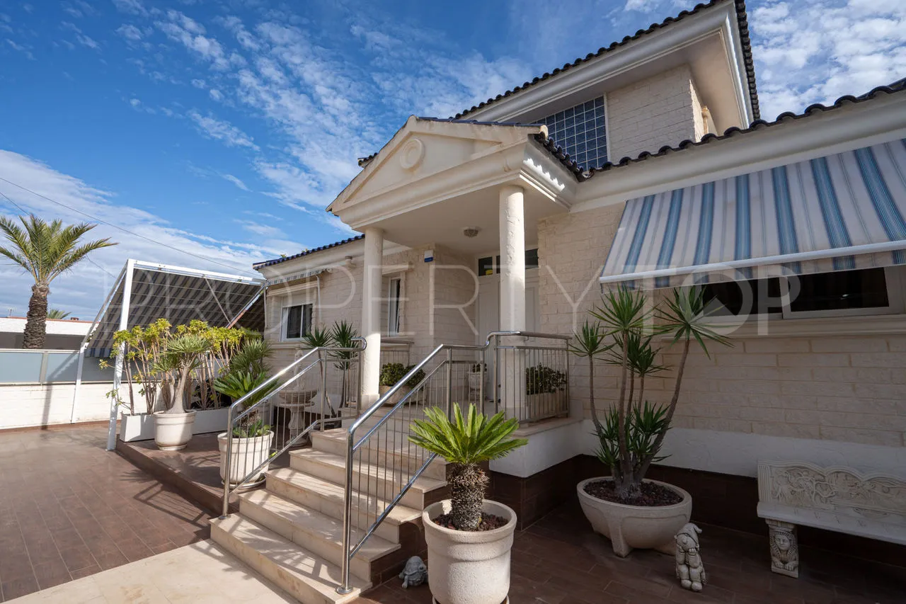 Se vende villa de 5 dormitorios en La Mata