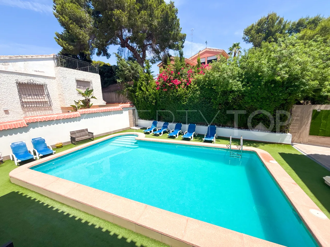 Villa a la venta de 7 dormitorios en Villamartin
