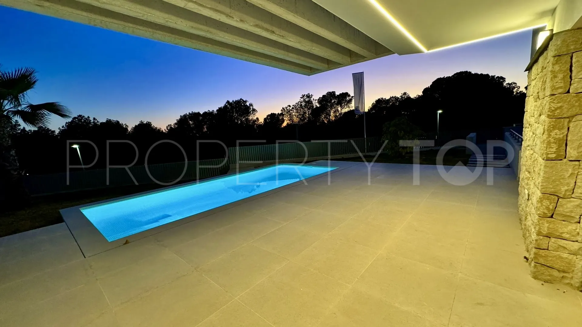 Comprar villa con 4 dormitorios en Cala de Finestrat