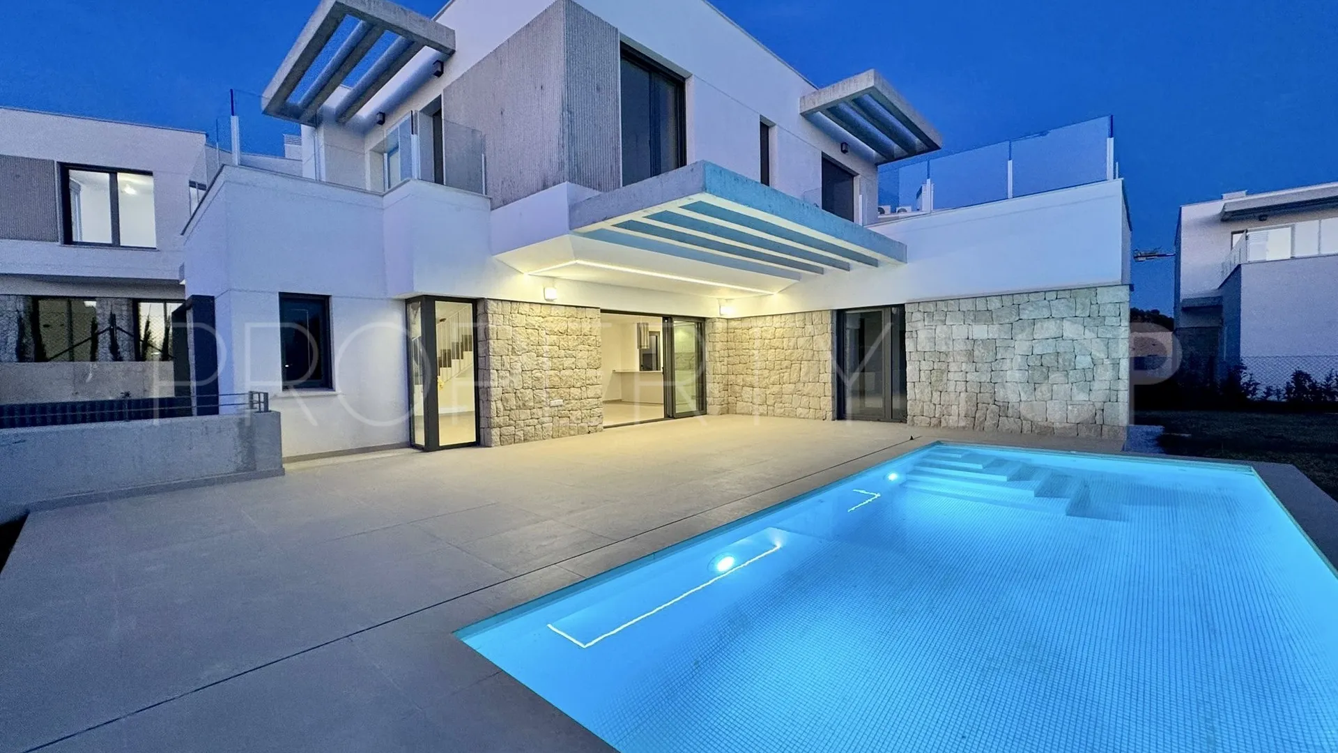 Comprar villa con 4 dormitorios en Cala de Finestrat