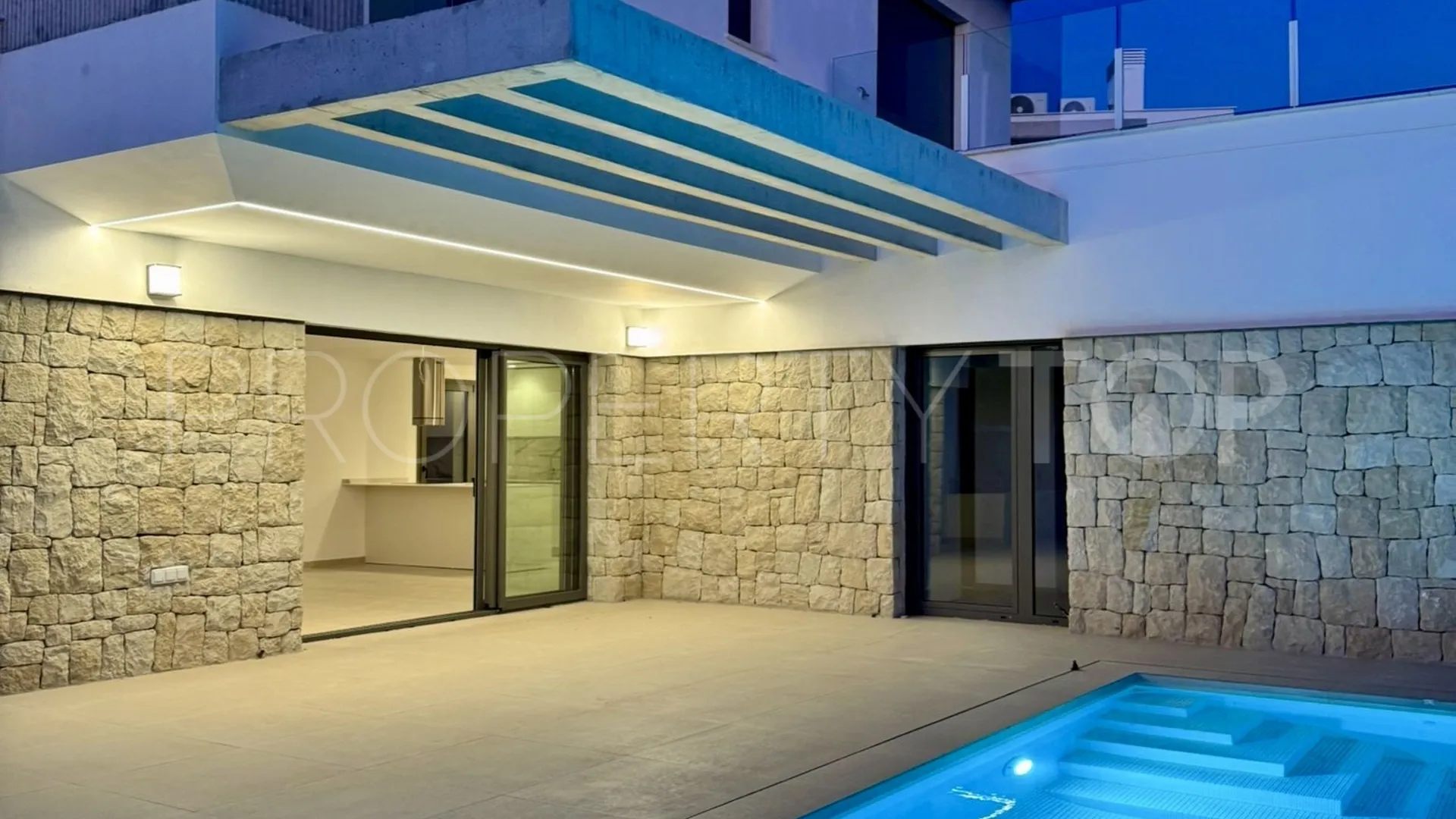 Comprar villa con 4 dormitorios en Cala de Finestrat