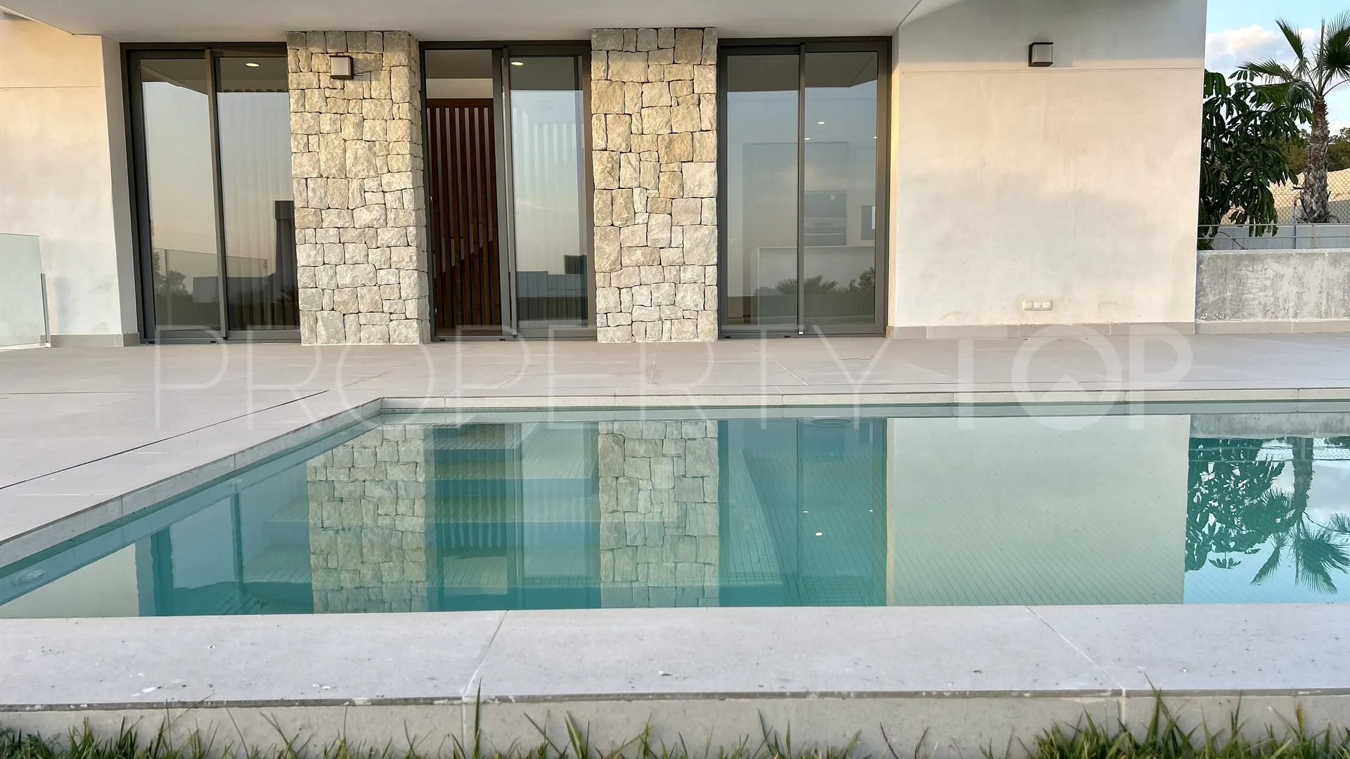 Comprar villa con 4 dormitorios en Cala de Finestrat