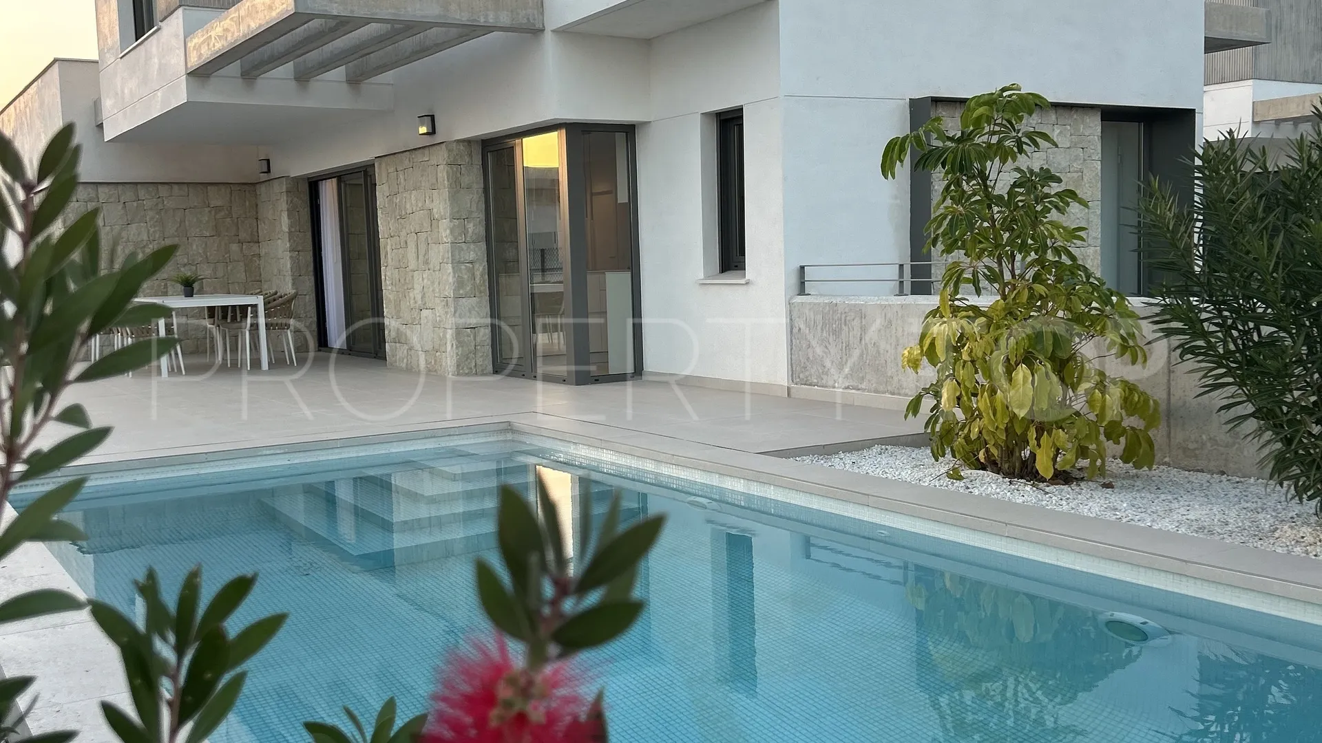 Comprar villa con 4 dormitorios en Cala de Finestrat