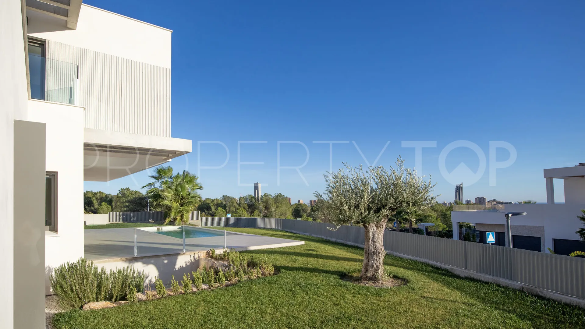 Comprar villa con 4 dormitorios en Cala de Finestrat