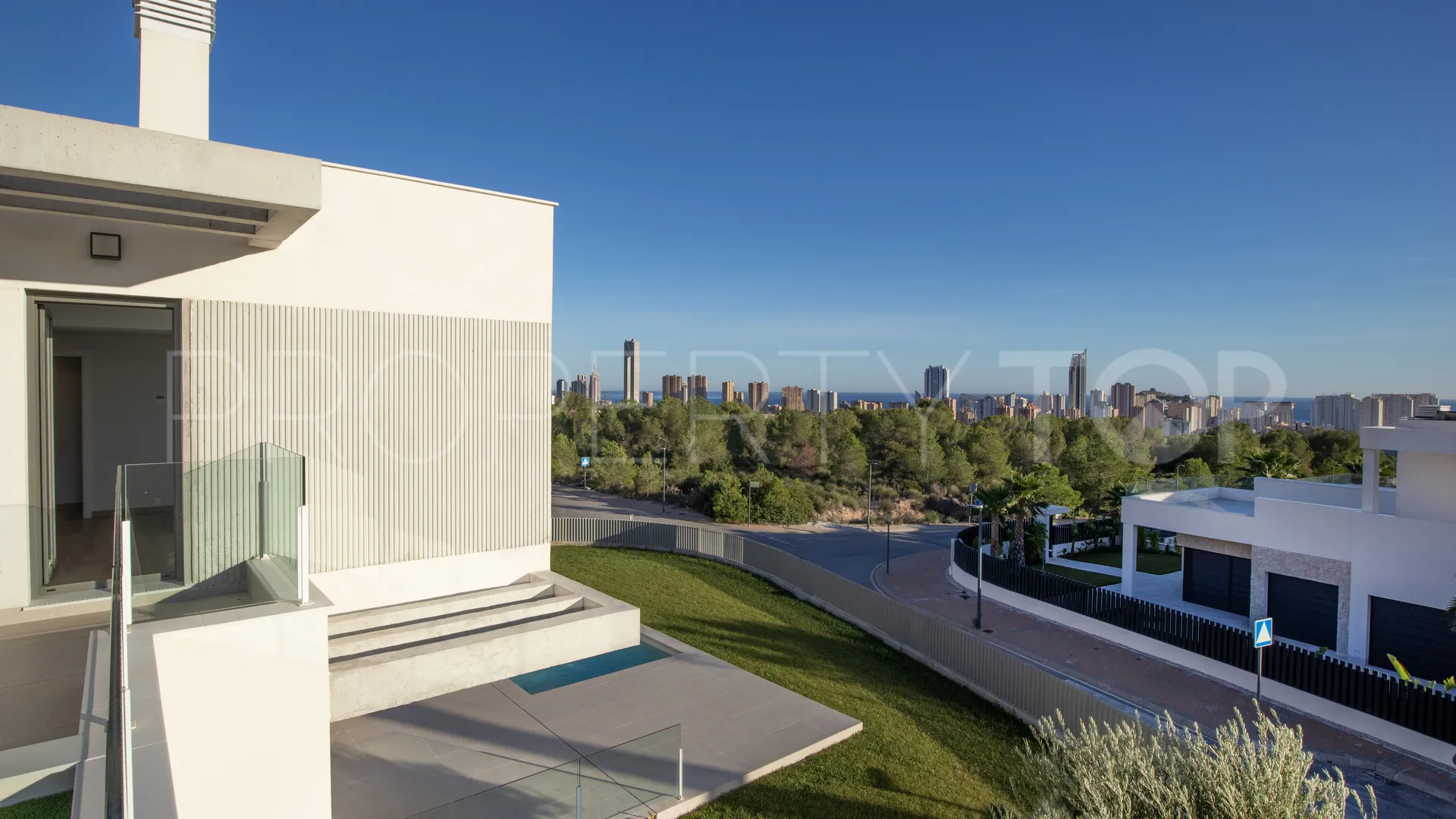 Comprar villa con 4 dormitorios en Cala de Finestrat