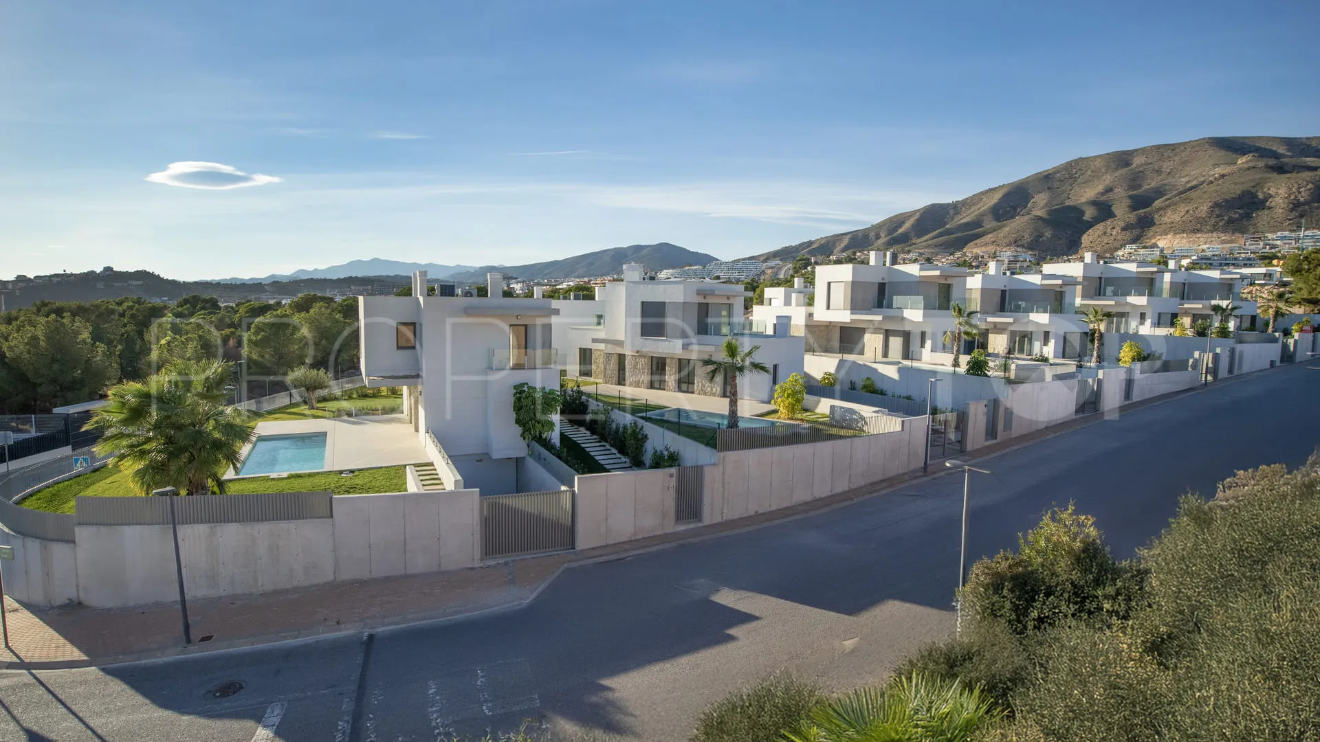 Comprar villa con 4 dormitorios en Cala de Finestrat