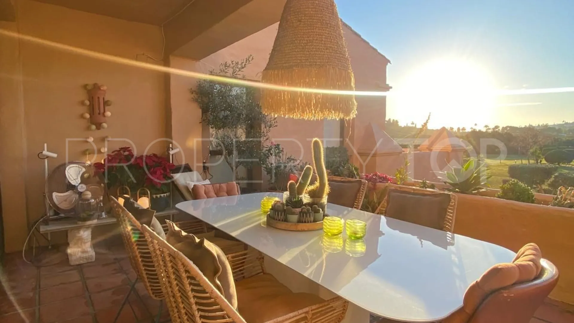 Atico duplex de 3 dormitorios en venta en Estepona Hills