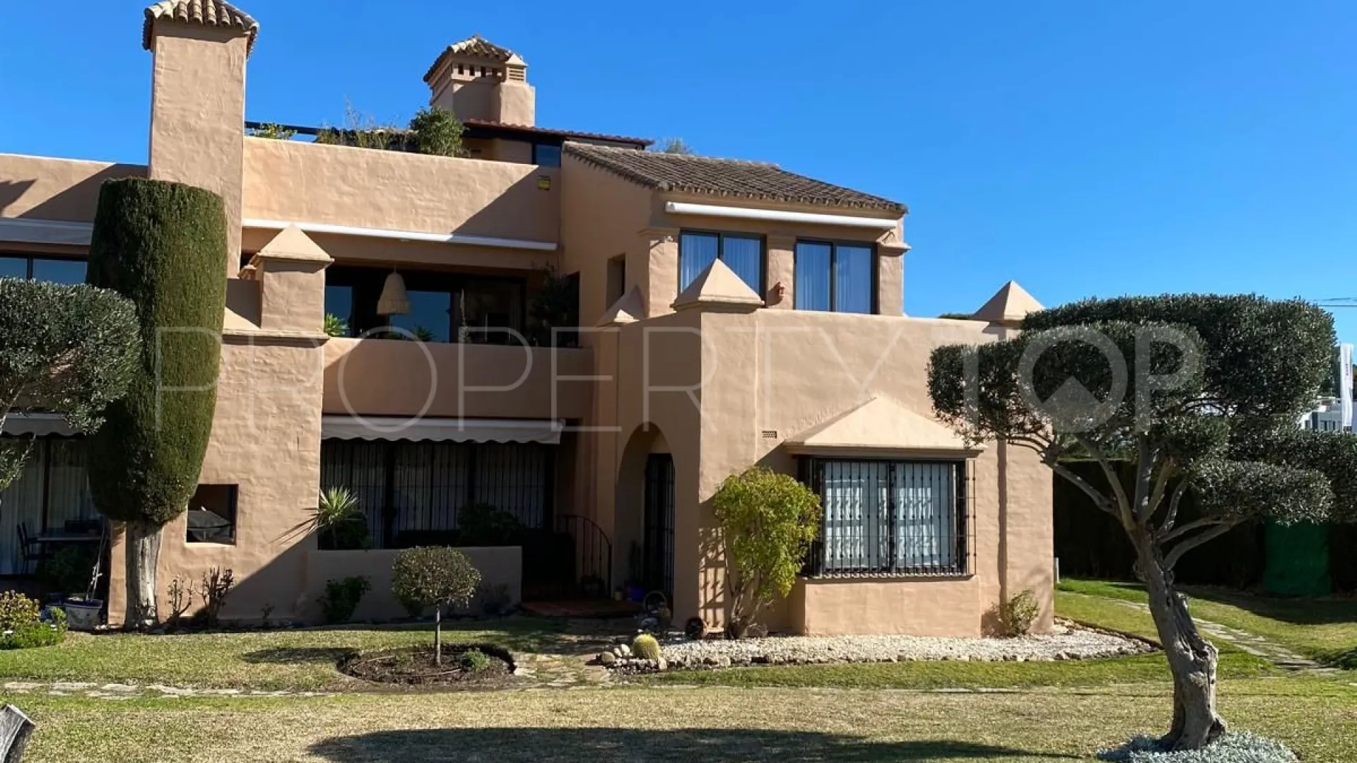 Atico duplex de 3 dormitorios en venta en Estepona Hills