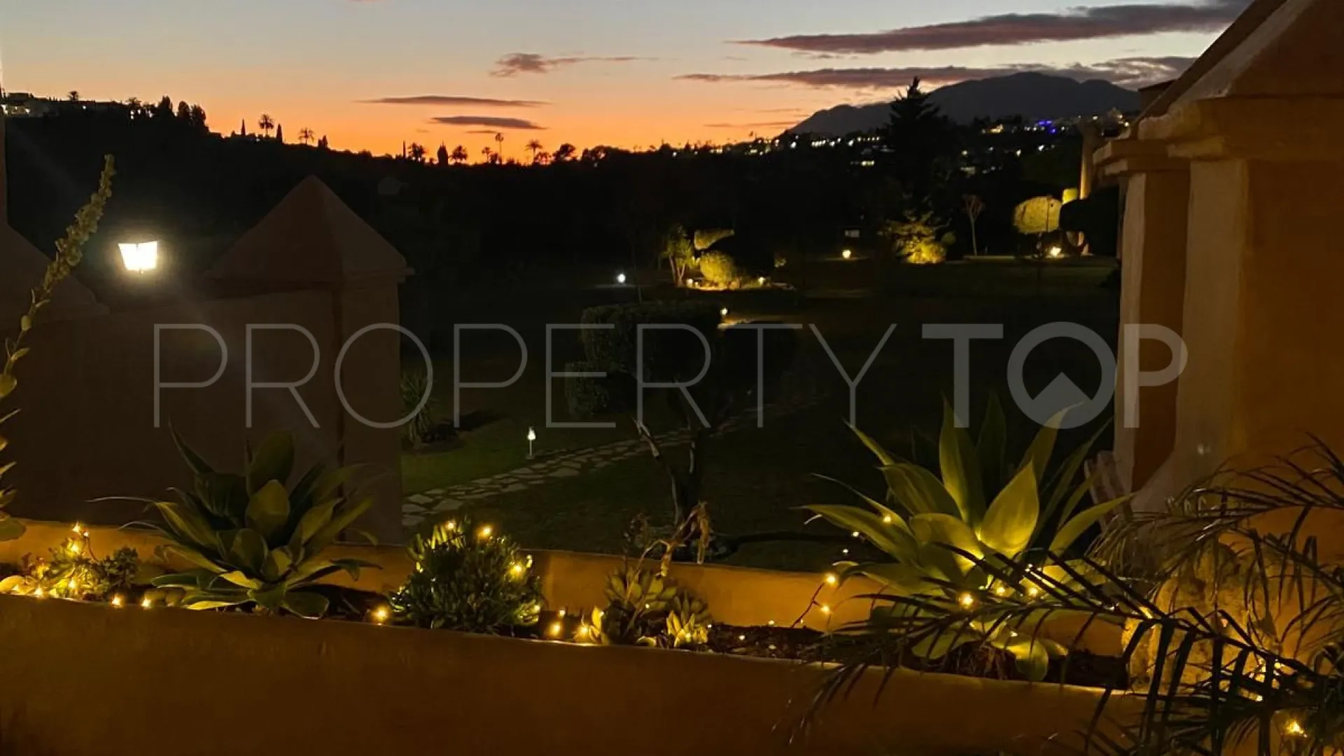 Atico duplex de 3 dormitorios en venta en Estepona Hills