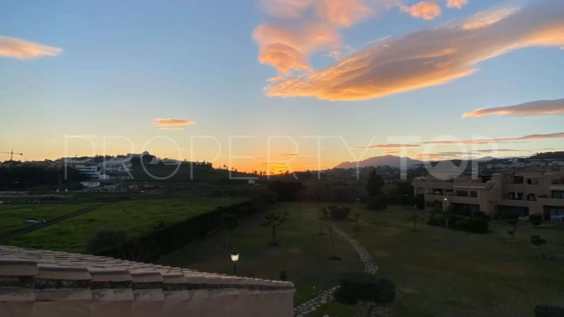 Atico duplex de 3 dormitorios en venta en Estepona Hills