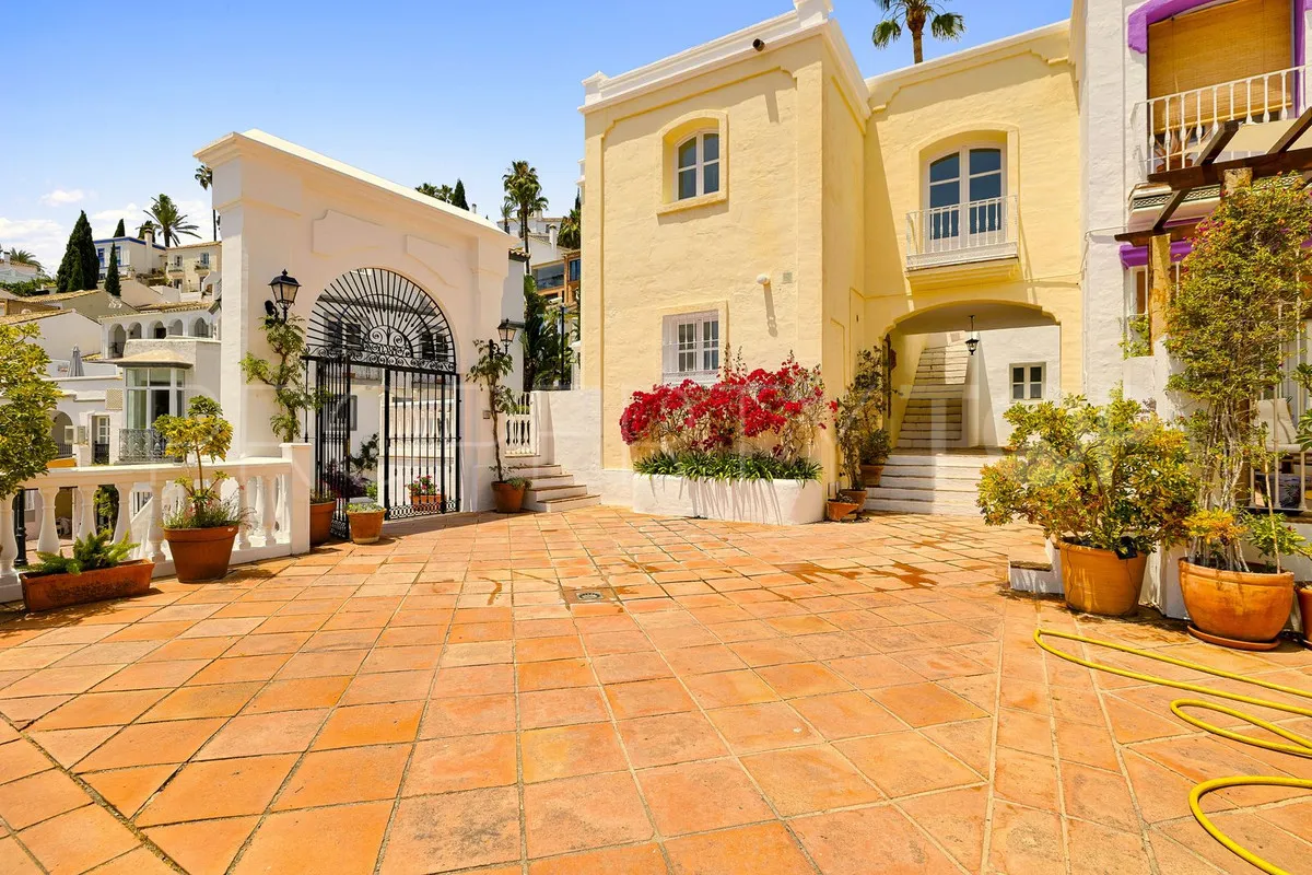 Town house for sale in Benahavis Centro