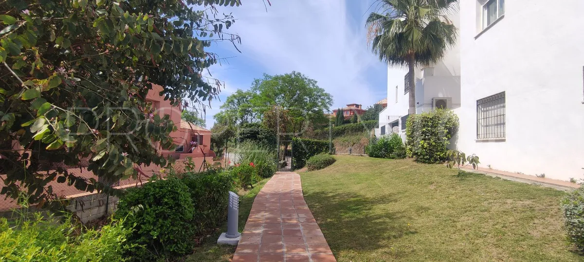 Apartamento en venta en Las Lomas de Marbella con 2 dormitorios