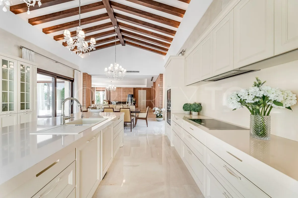 Nueva Andalucia 5 bedrooms villa for sale