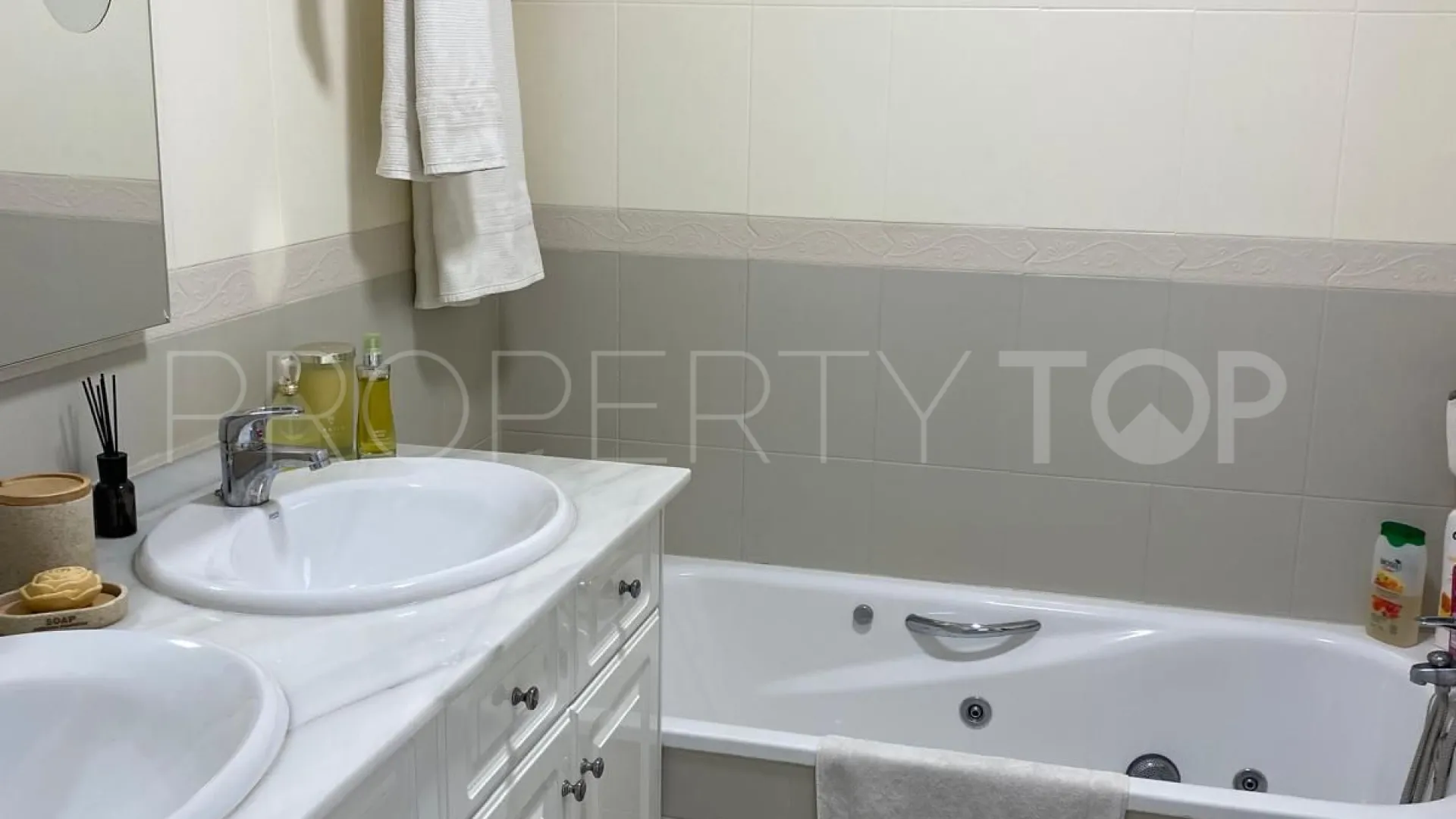 Penthouse with 2 bedrooms for sale in Estepona Hills