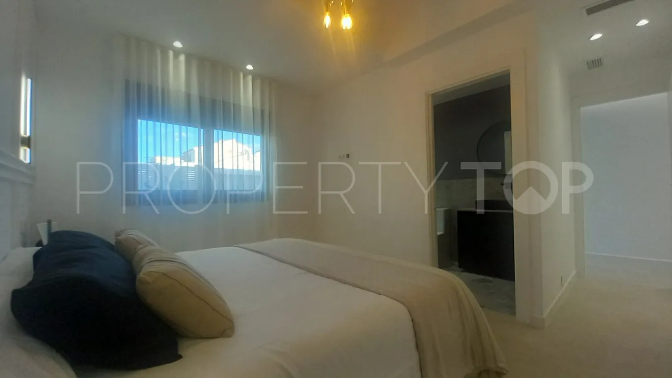 Buy villa with 3 bedrooms in El Chaparral