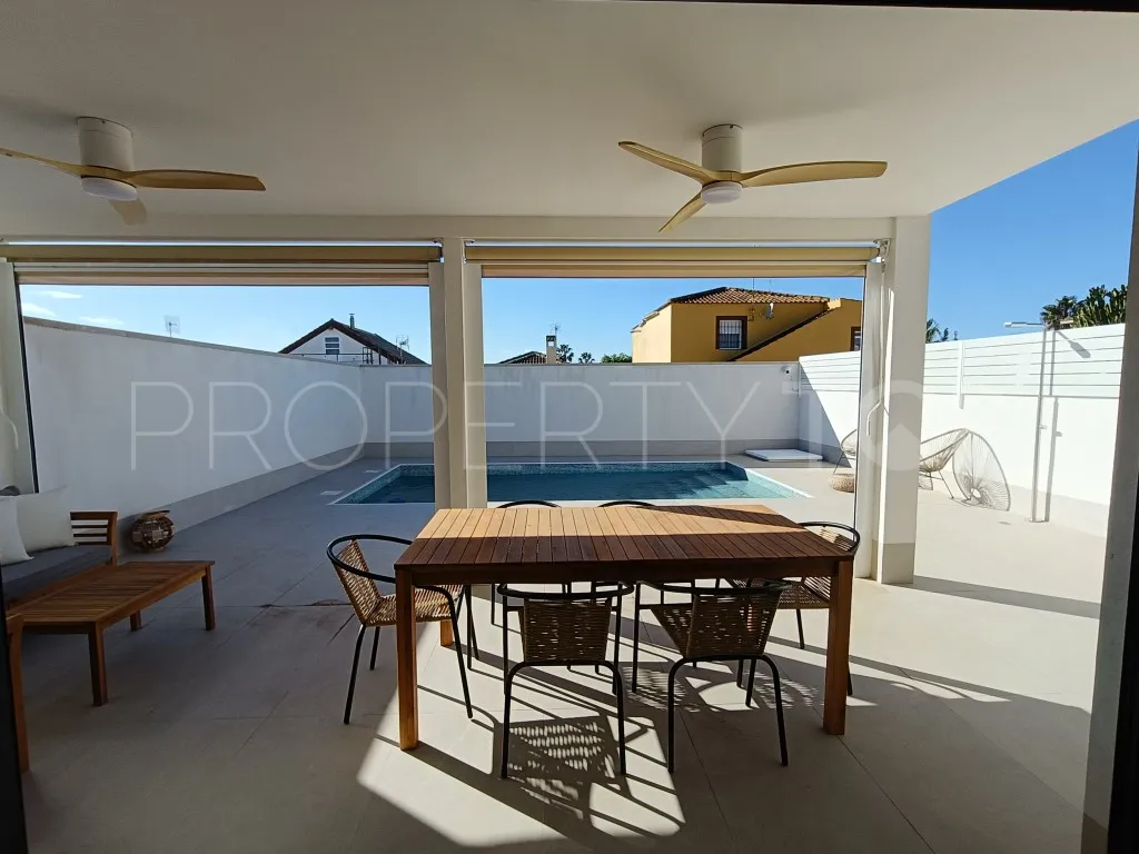 Buy villa with 3 bedrooms in El Chaparral
