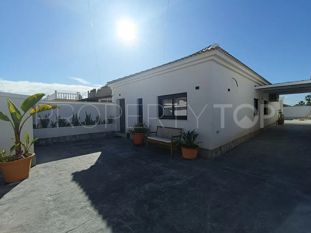 Buy villa with 3 bedrooms in El Chaparral