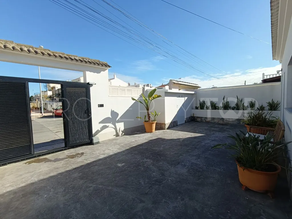 Buy villa with 3 bedrooms in El Chaparral