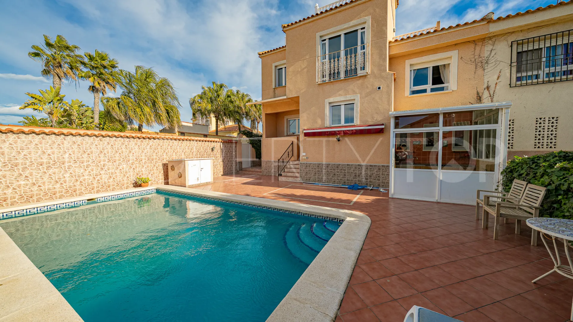 Se vende villa de 4 dormitorios en El Chaparral