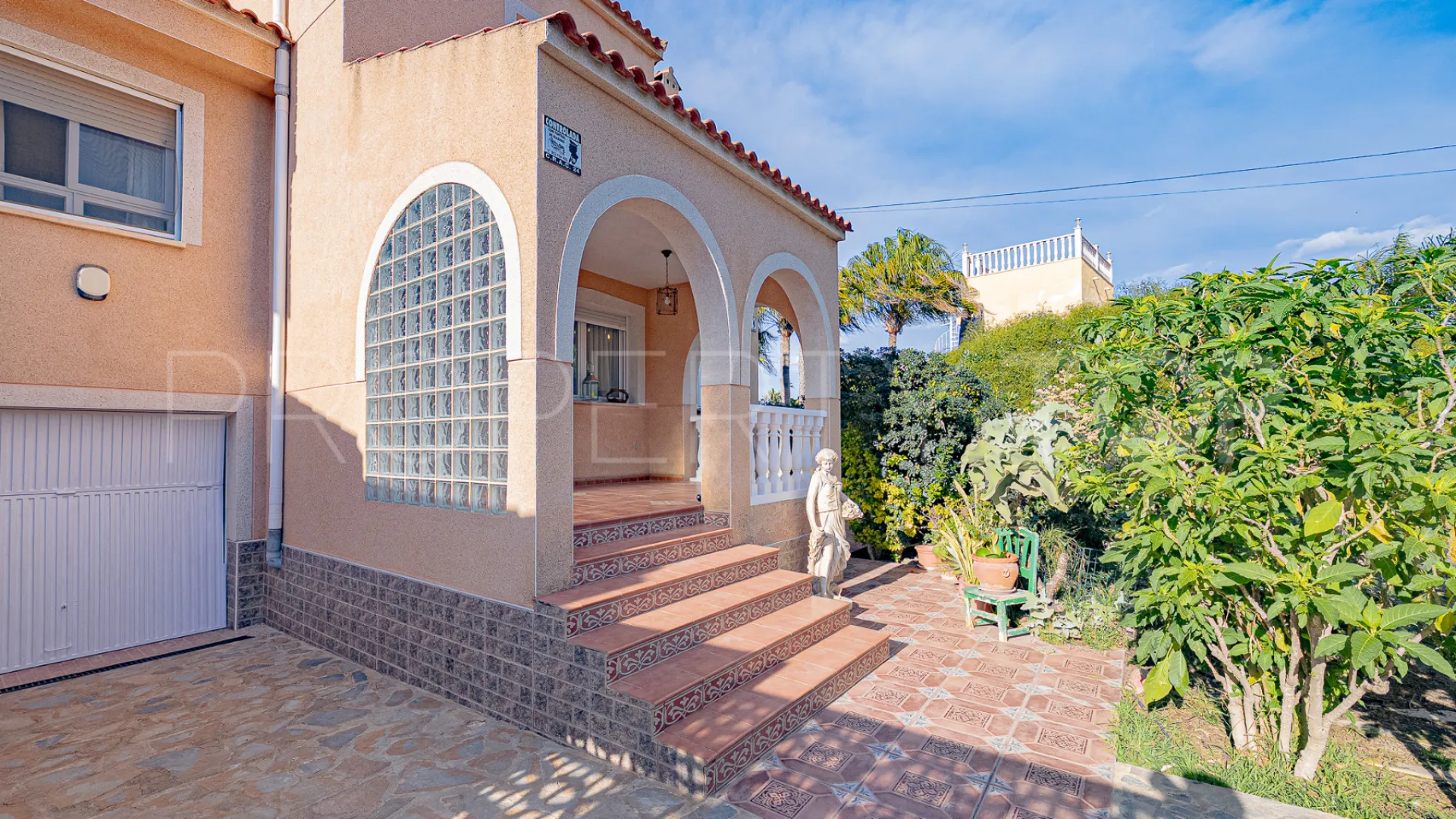 Se vende villa de 4 dormitorios en El Chaparral