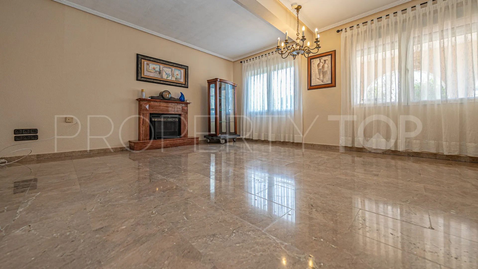 Se vende villa de 4 dormitorios en El Chaparral