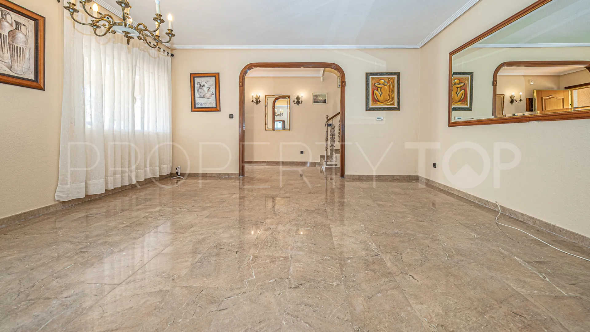 Se vende villa de 4 dormitorios en El Chaparral