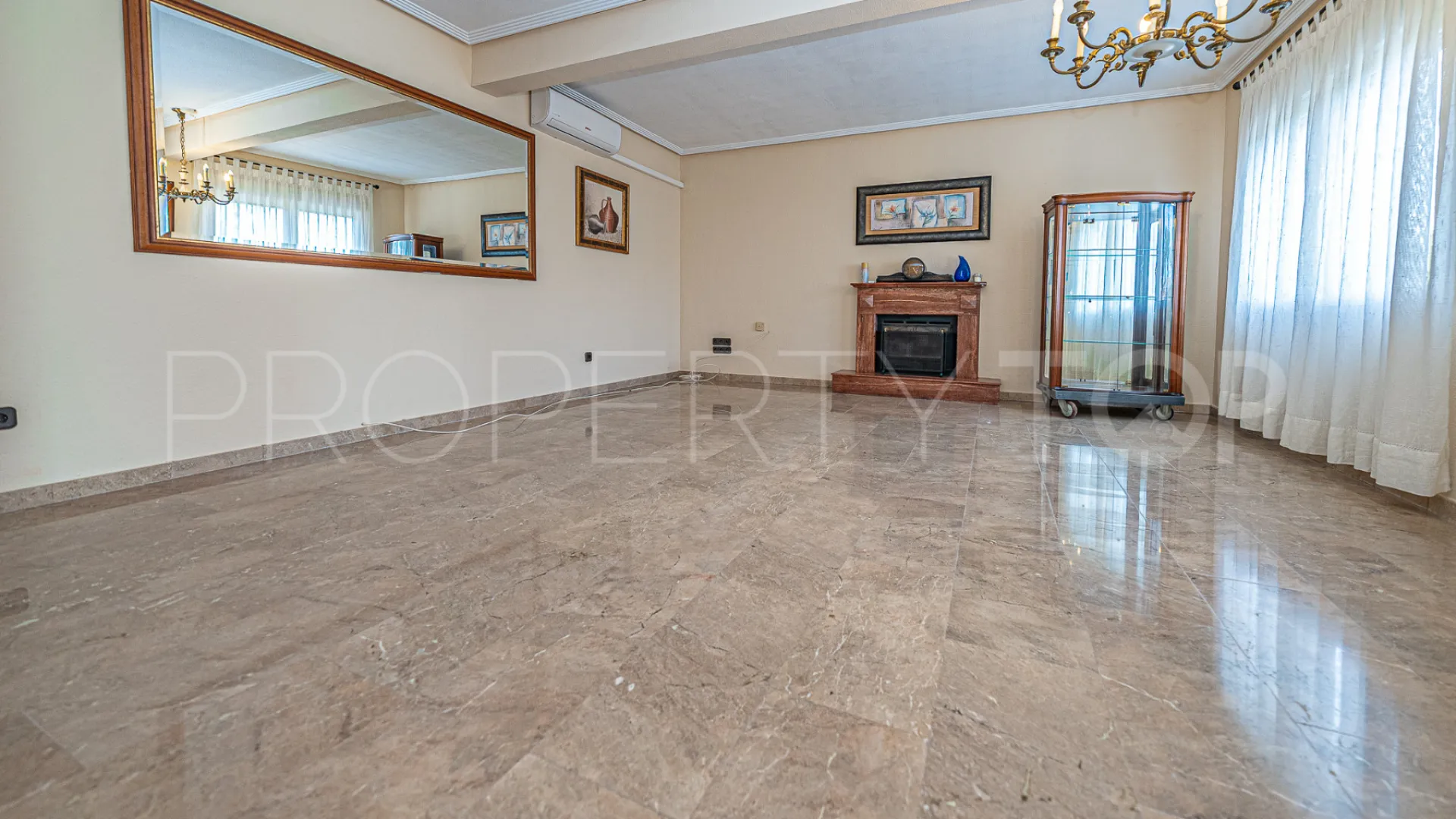 Se vende villa de 4 dormitorios en El Chaparral