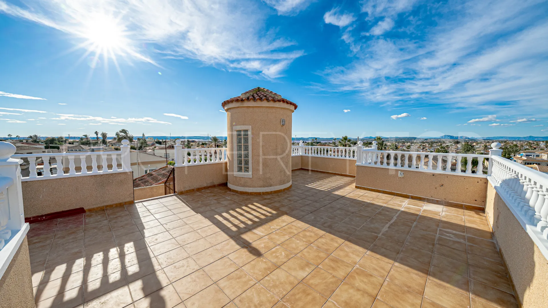 Se vende villa de 4 dormitorios en El Chaparral