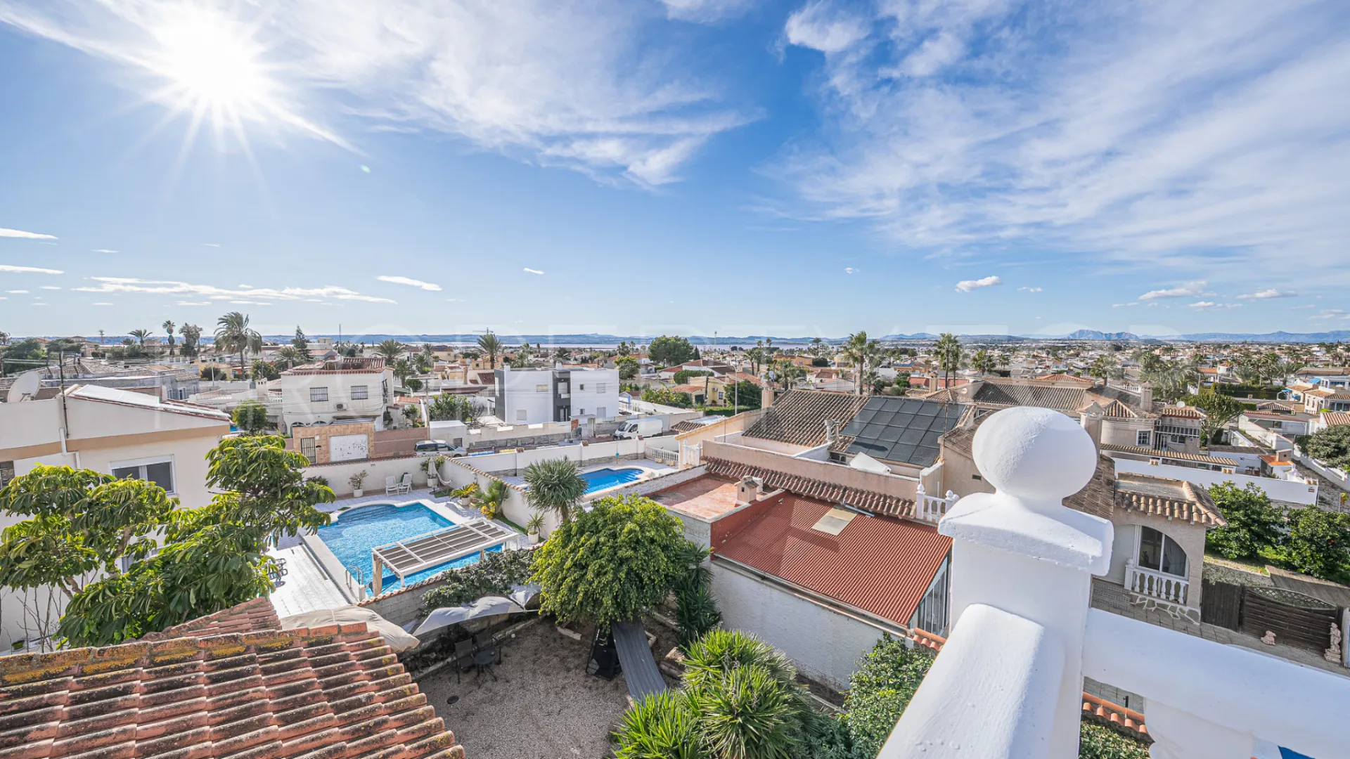 Se vende villa de 4 dormitorios en El Chaparral