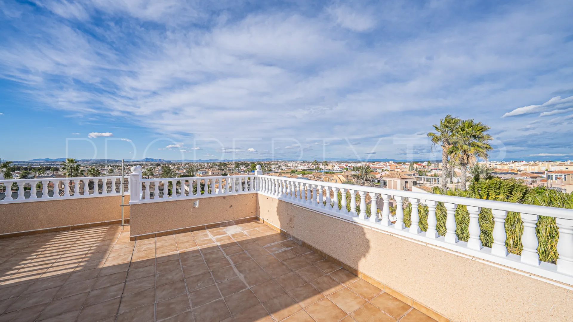 Se vende villa de 4 dormitorios en El Chaparral