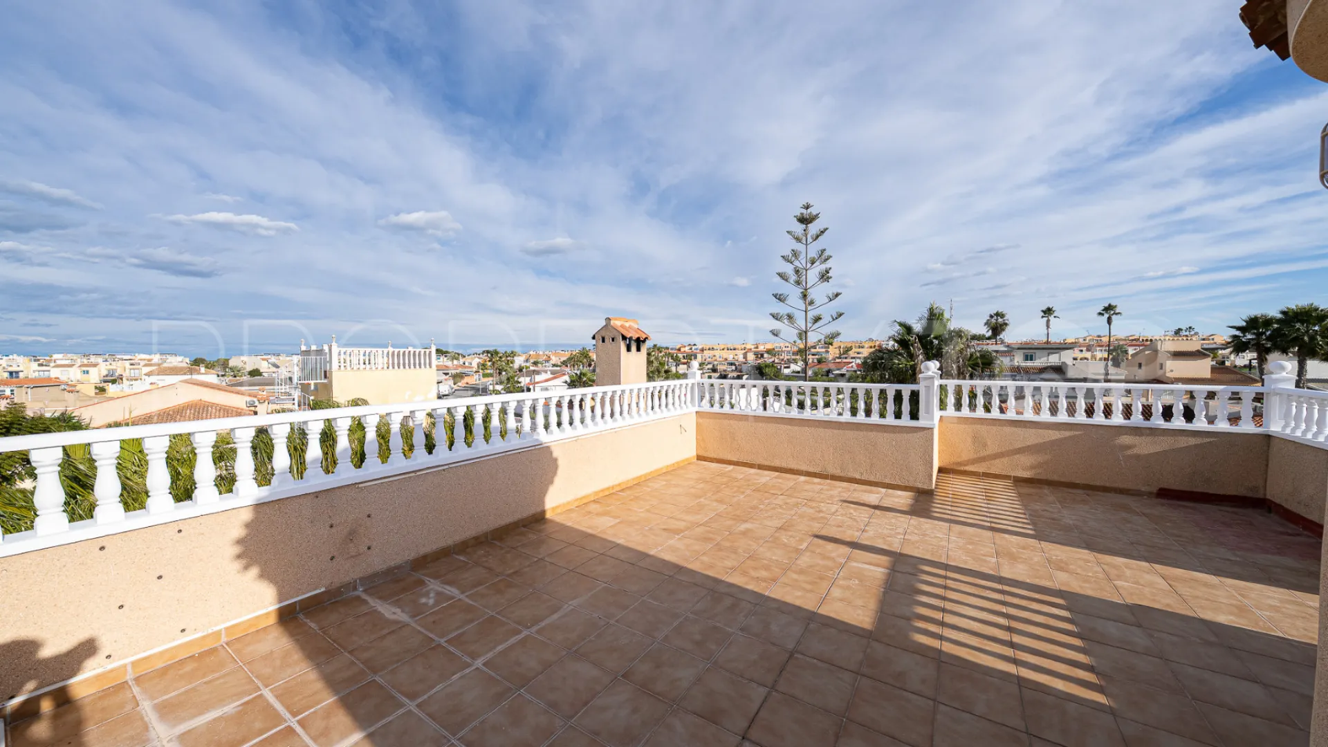 Se vende villa de 4 dormitorios en El Chaparral