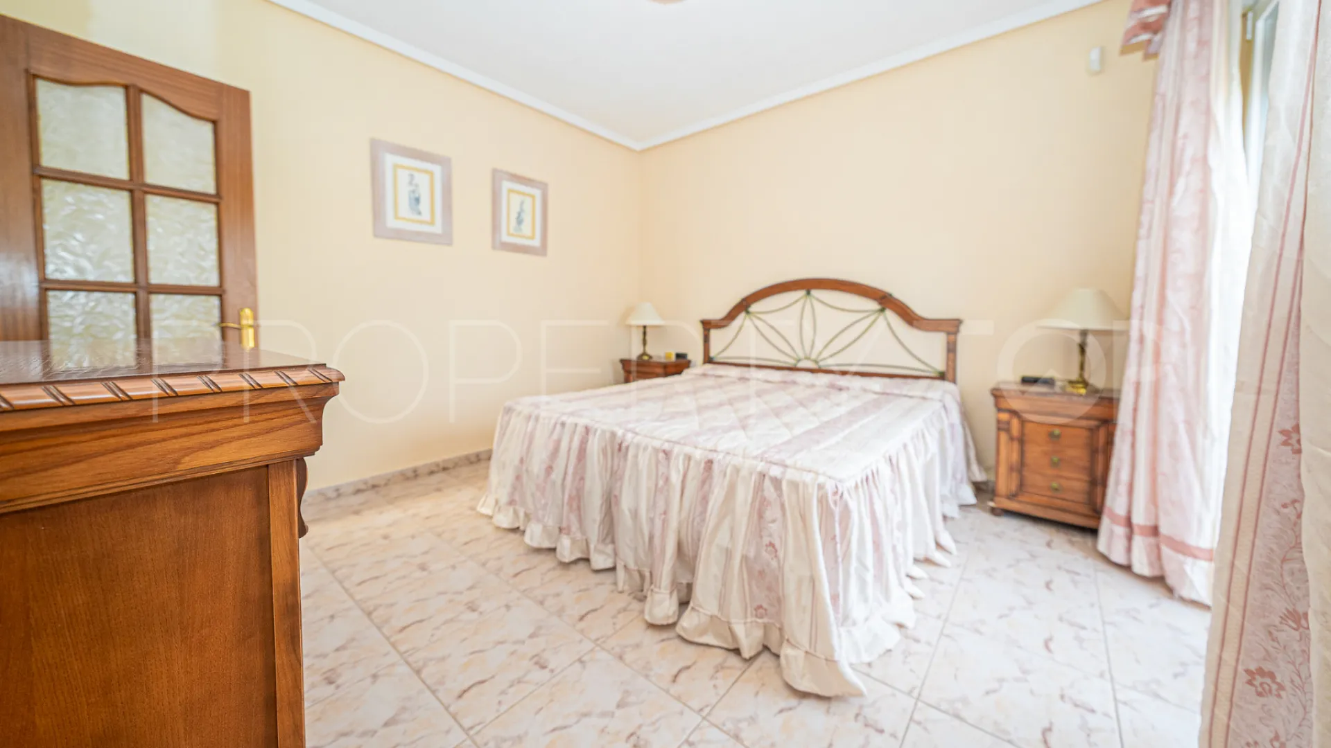 Se vende villa de 4 dormitorios en El Chaparral