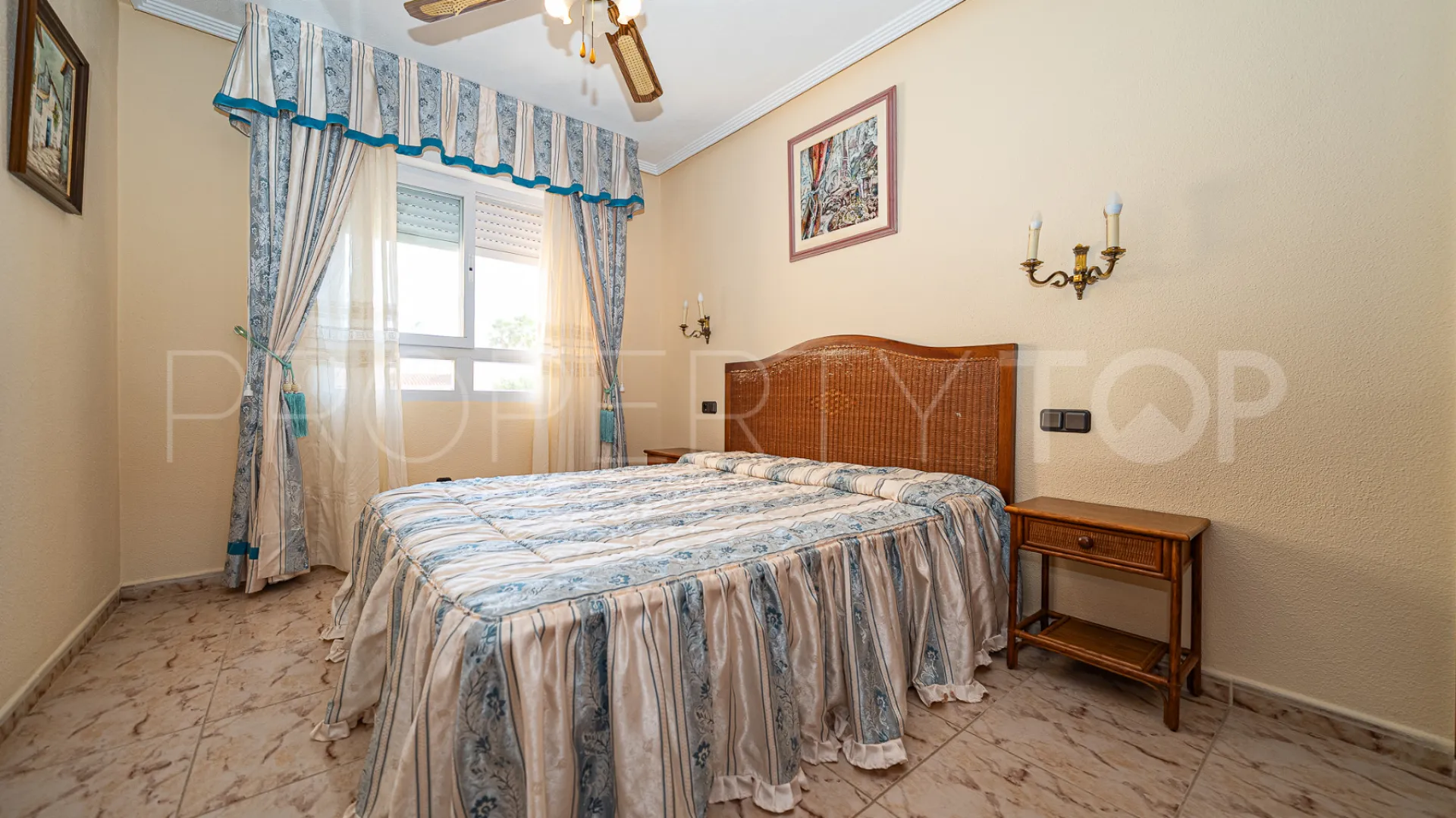 Se vende villa de 4 dormitorios en El Chaparral