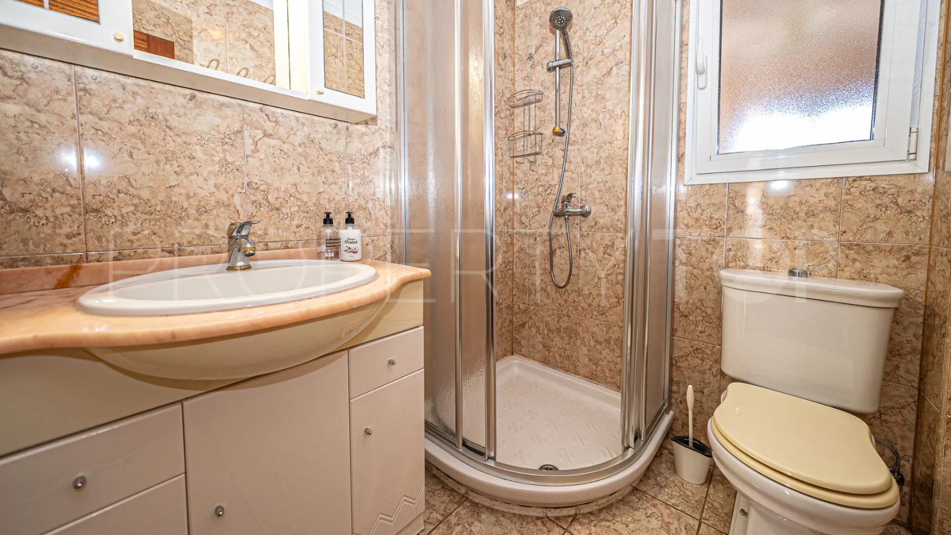 Se vende villa de 4 dormitorios en El Chaparral