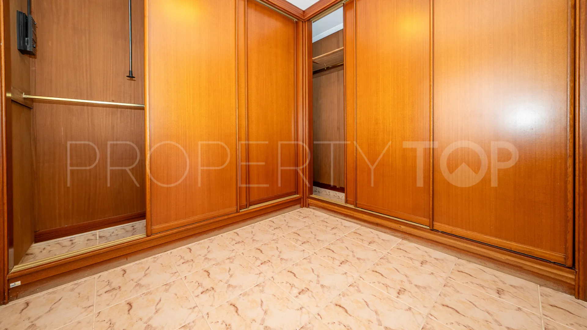 Se vende villa de 4 dormitorios en El Chaparral