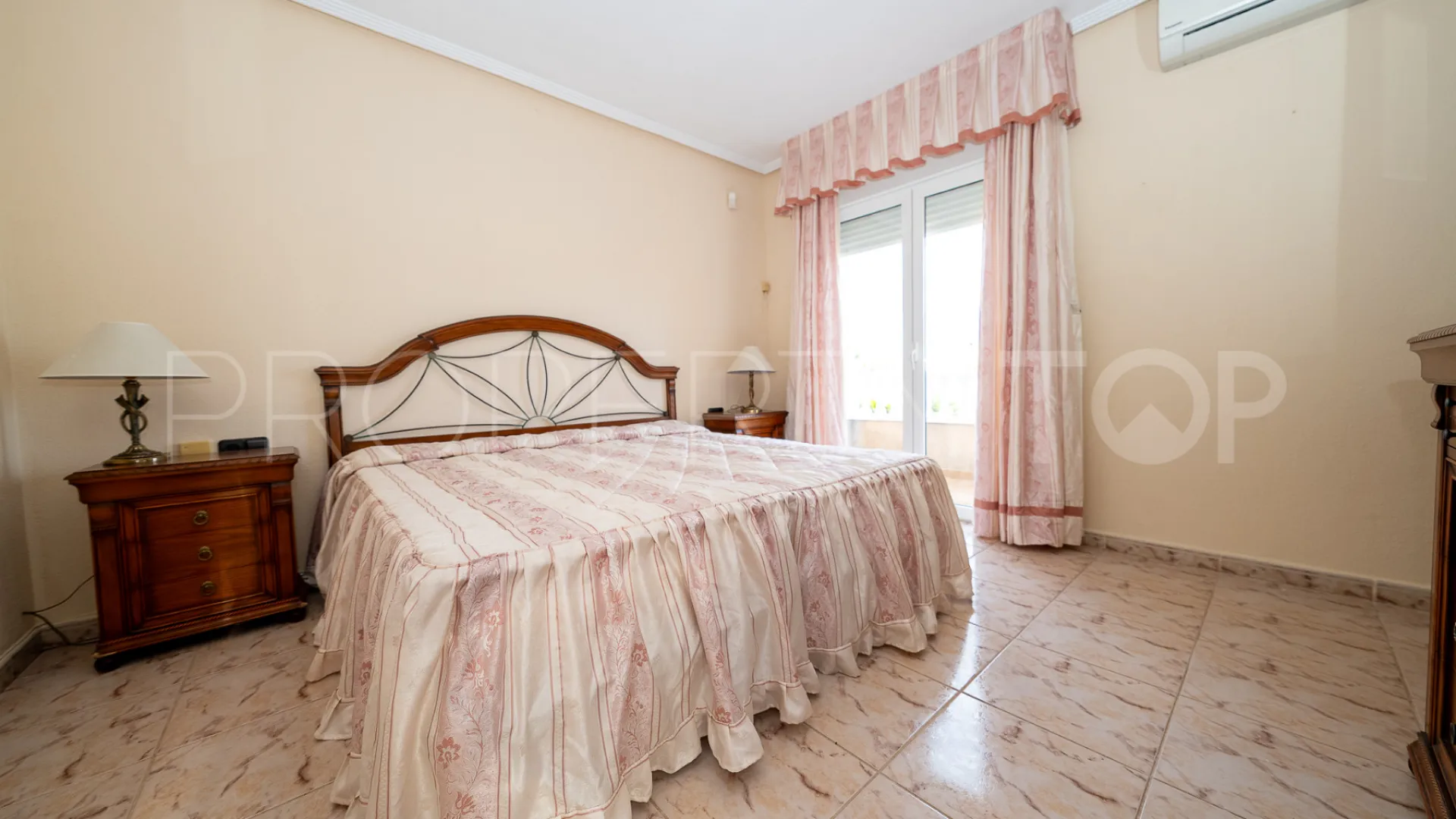 Se vende villa de 4 dormitorios en El Chaparral
