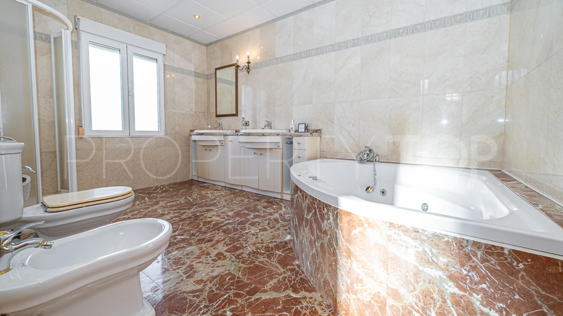 Se vende villa de 4 dormitorios en El Chaparral