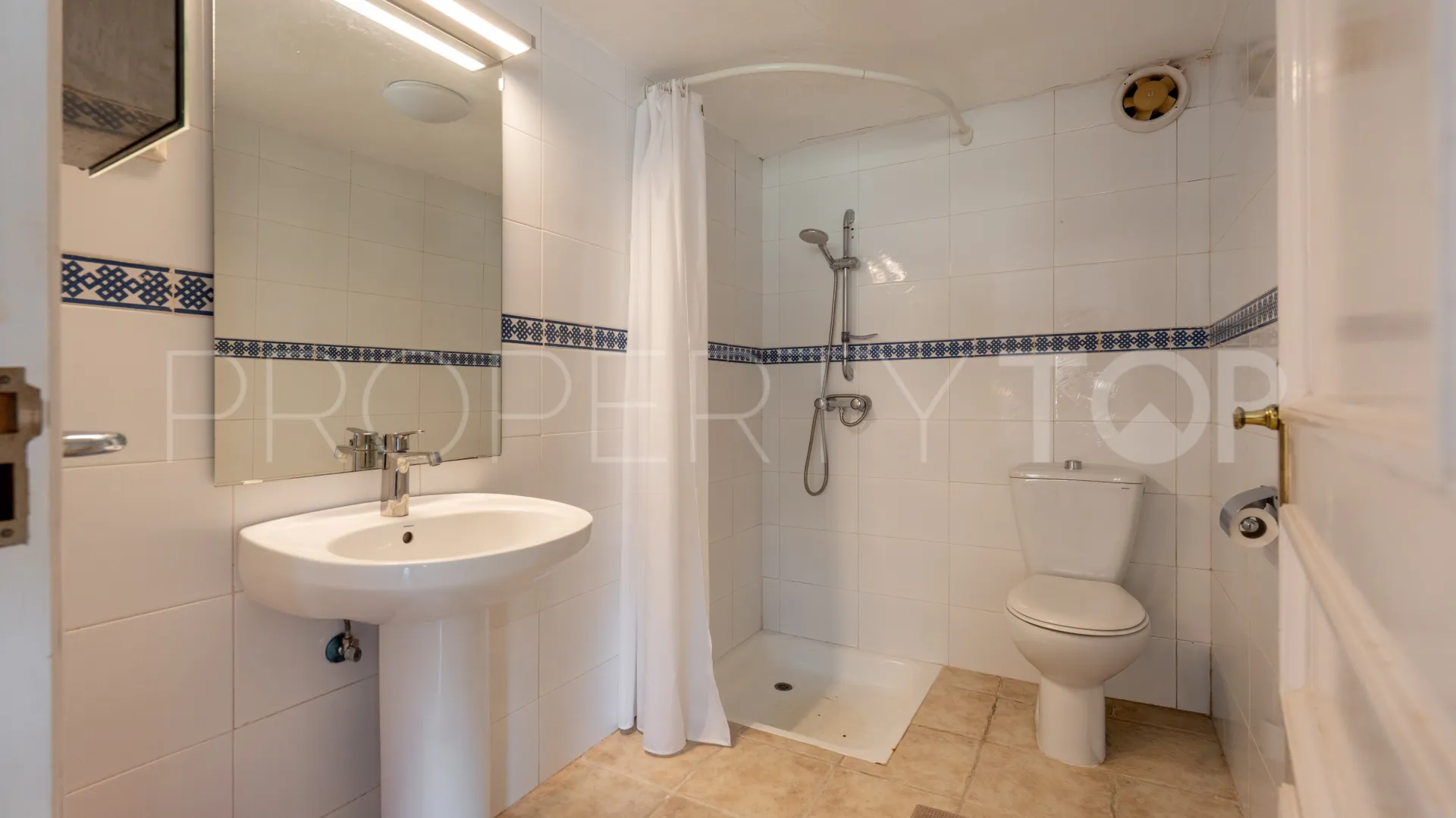 Sierrezuela, villa en venta
