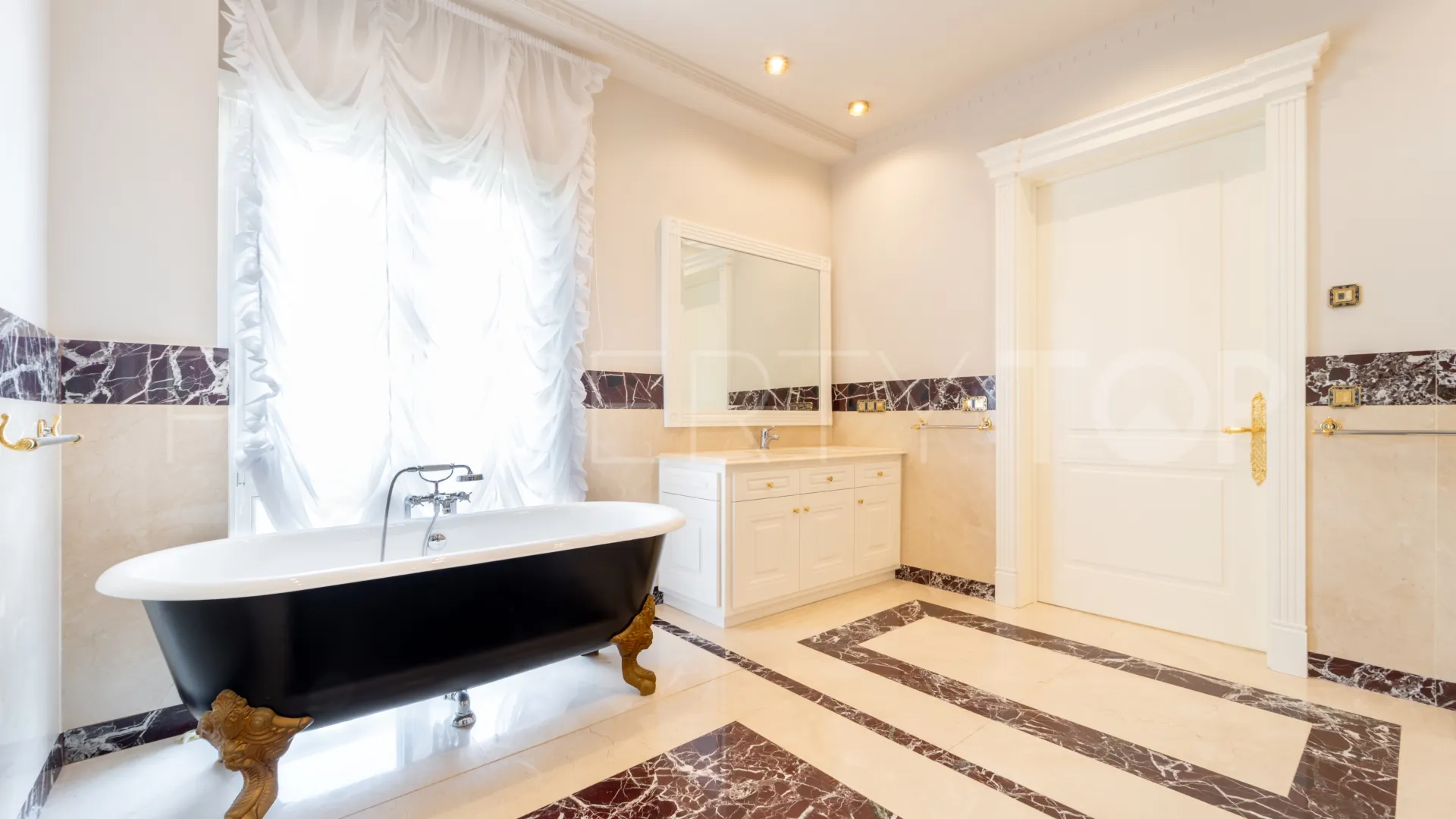 For sale villa in Sierra Blanca with 10 bedrooms