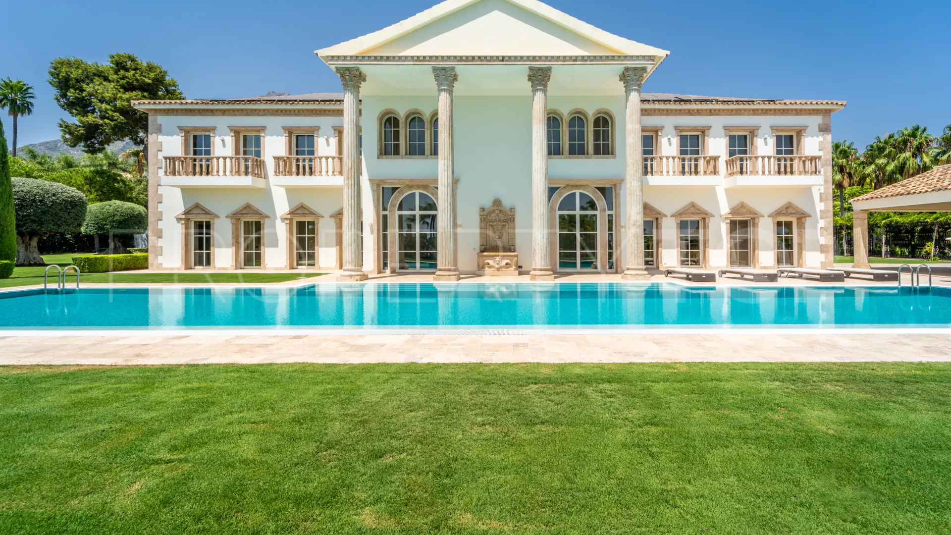 For sale villa in Sierra Blanca with 10 bedrooms