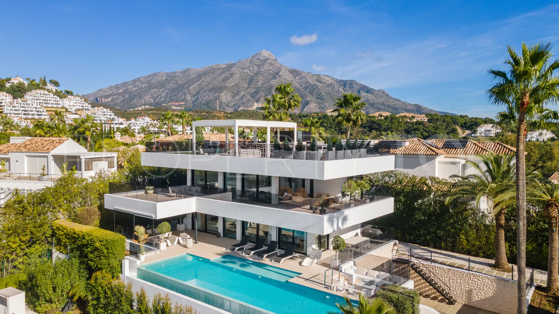Comprar villa en Nueva Andalucia de 5 dormitorios