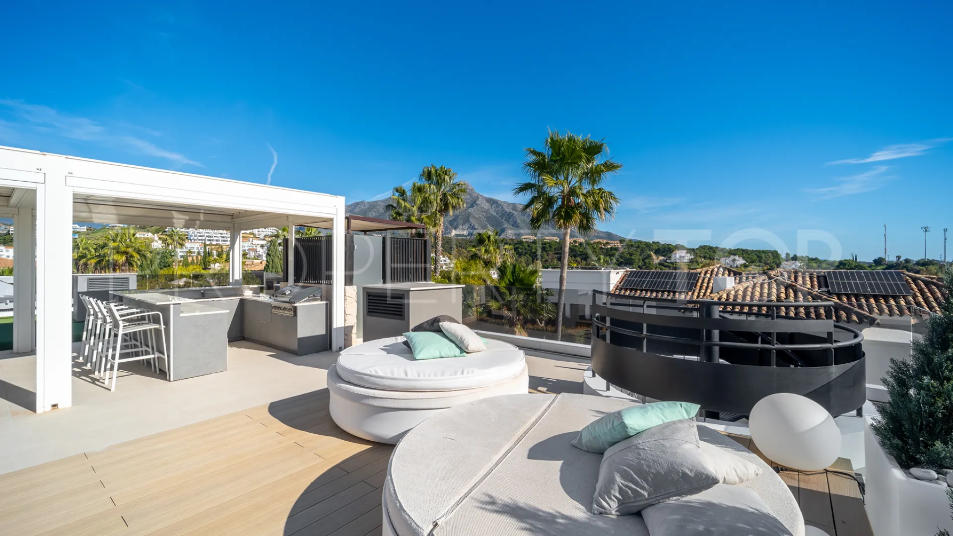 Comprar villa en Nueva Andalucia de 5 dormitorios