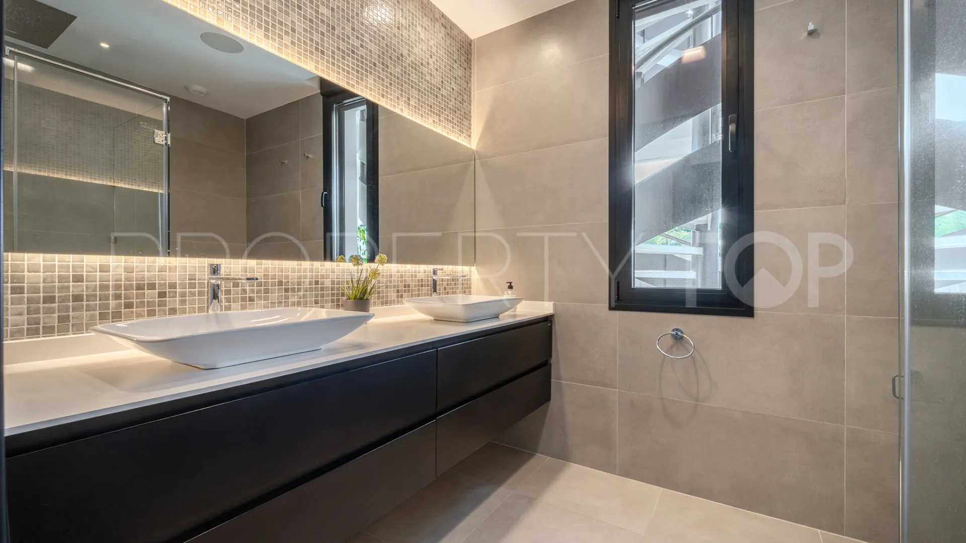 Comprar villa en Nueva Andalucia de 5 dormitorios