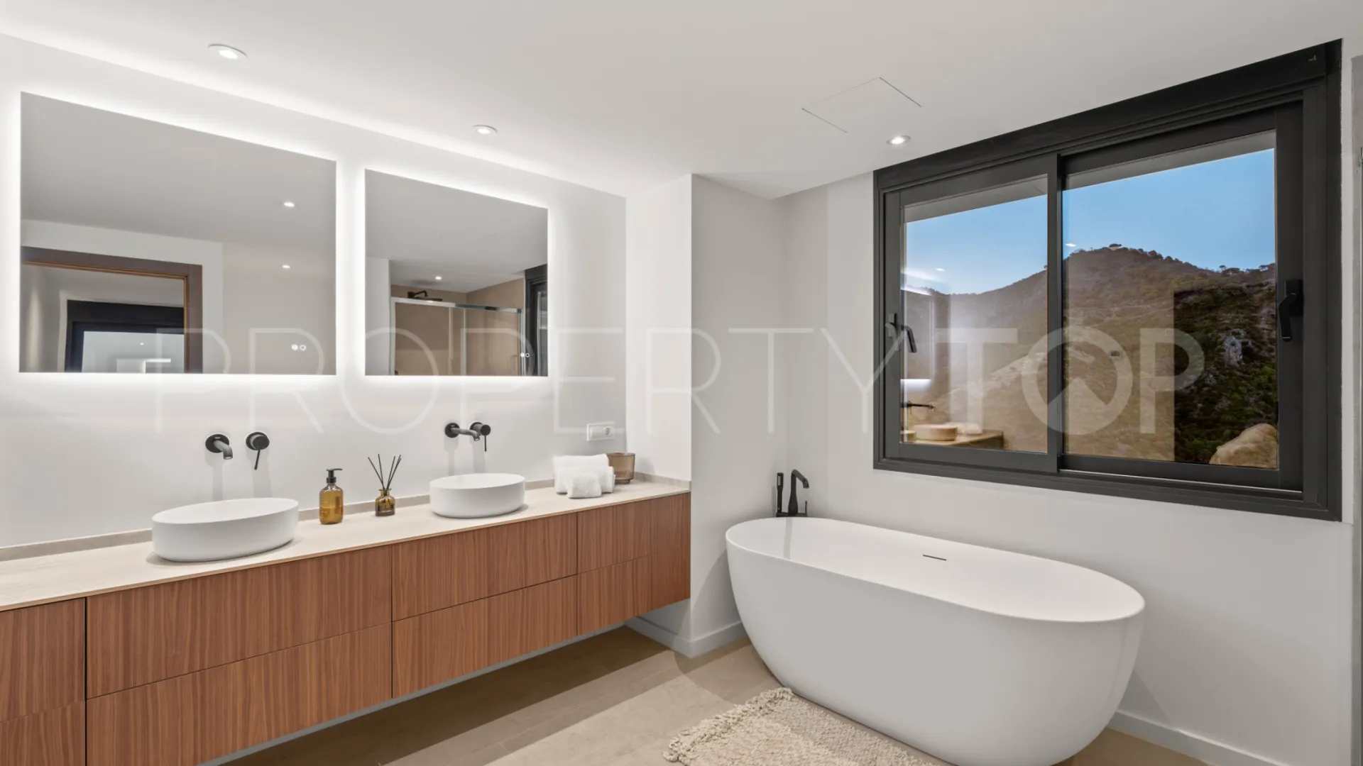 For sale Monte Mayor villa with 5 bedrooms